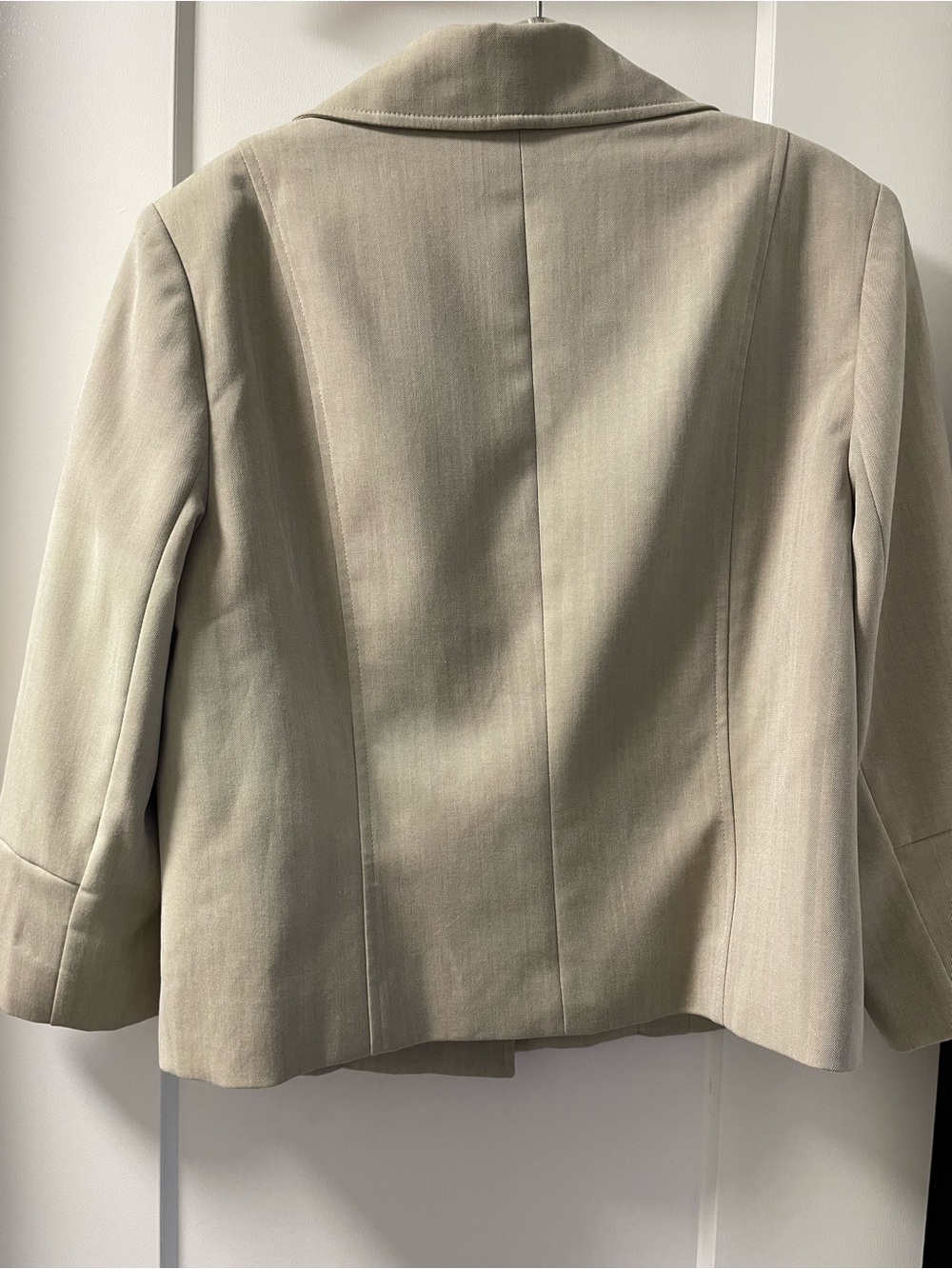 Tailored Taupe Cropped Blazer with Pleated 3/4 Sleeves - Picture 11 of 12